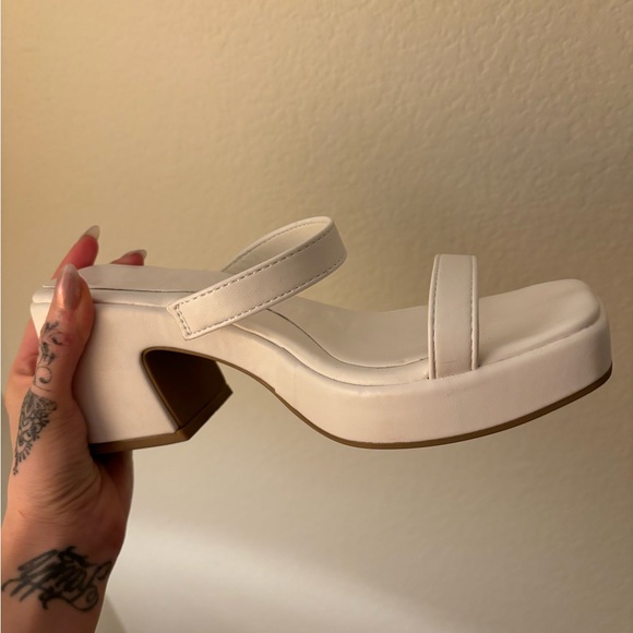 🤍Olivia Miller White Block Heel Sandals (size 7)🤍 - Picture 10 of 14